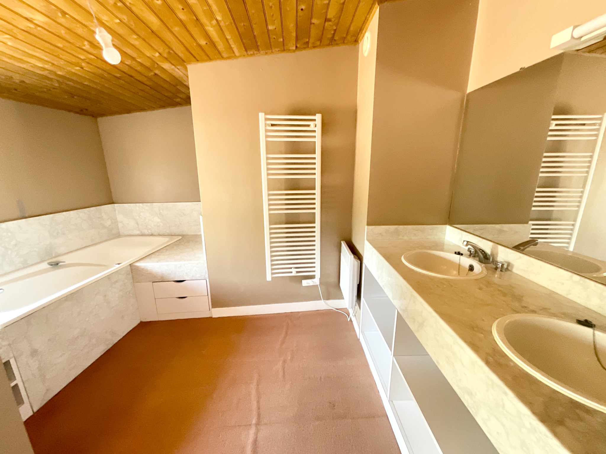Ensemble immobilier avec local commercial et habitation 215 m2 à STE CECILE