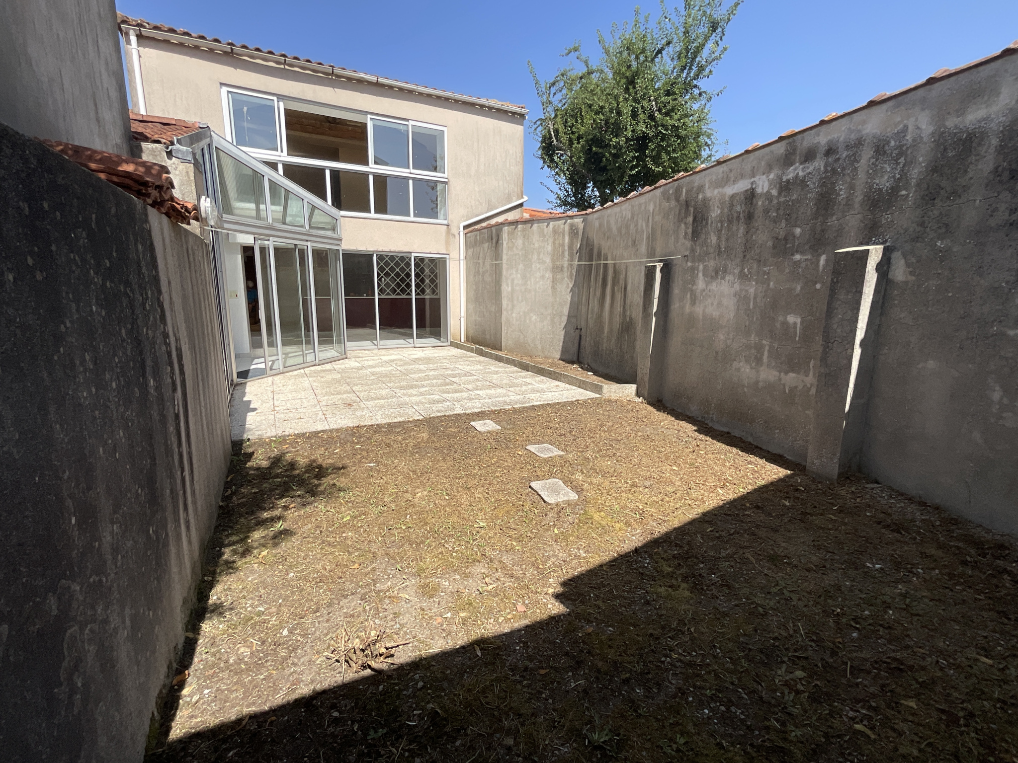 Ensemble immobilier avec local commercial et habitation   215 m2 à STE CECILE