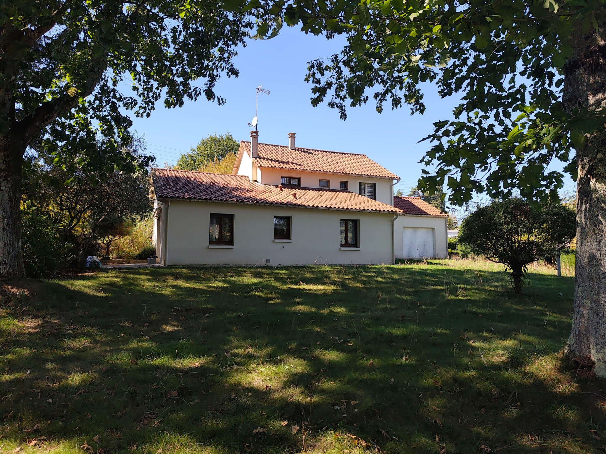 Maison de charme des années 60 avec vaste terrain arboré