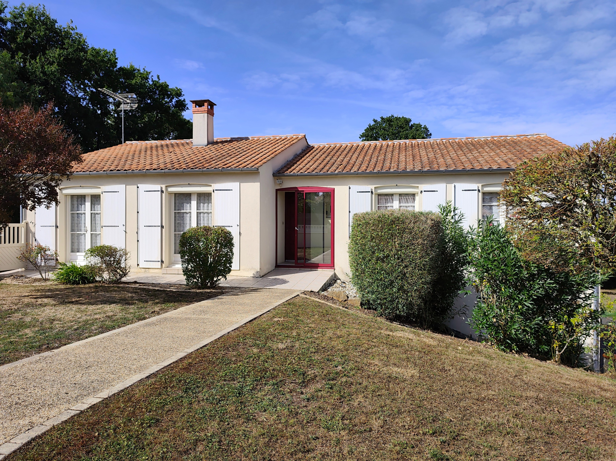 Pavillon avec sous-sol et terrain constructible   Chantonnay