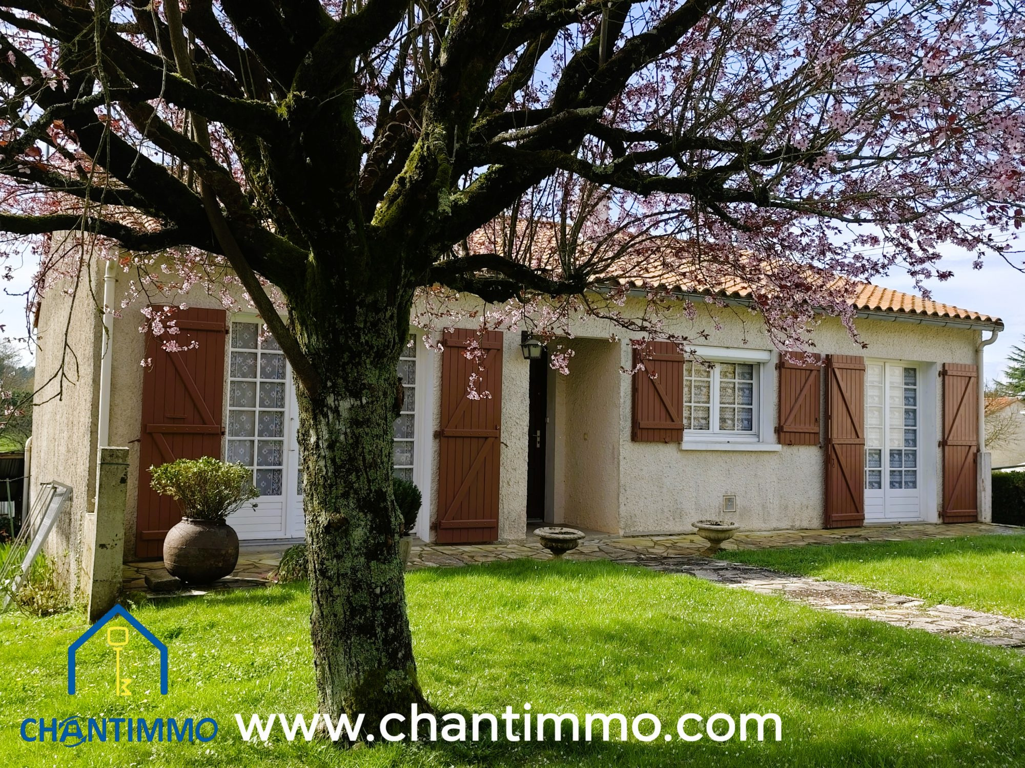 Maison de plain-pied avec grand jardin : une belle opportunité à personnaliser !