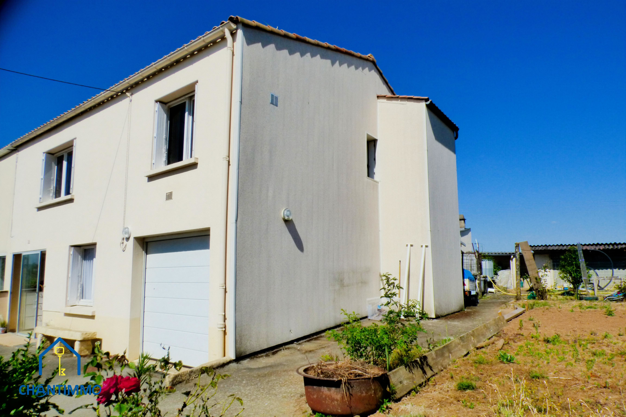 Aux portes de CHANTONNAY MAISON ANCIENNE AVEC DÉPENDANCES ET TERRAIN CLOS