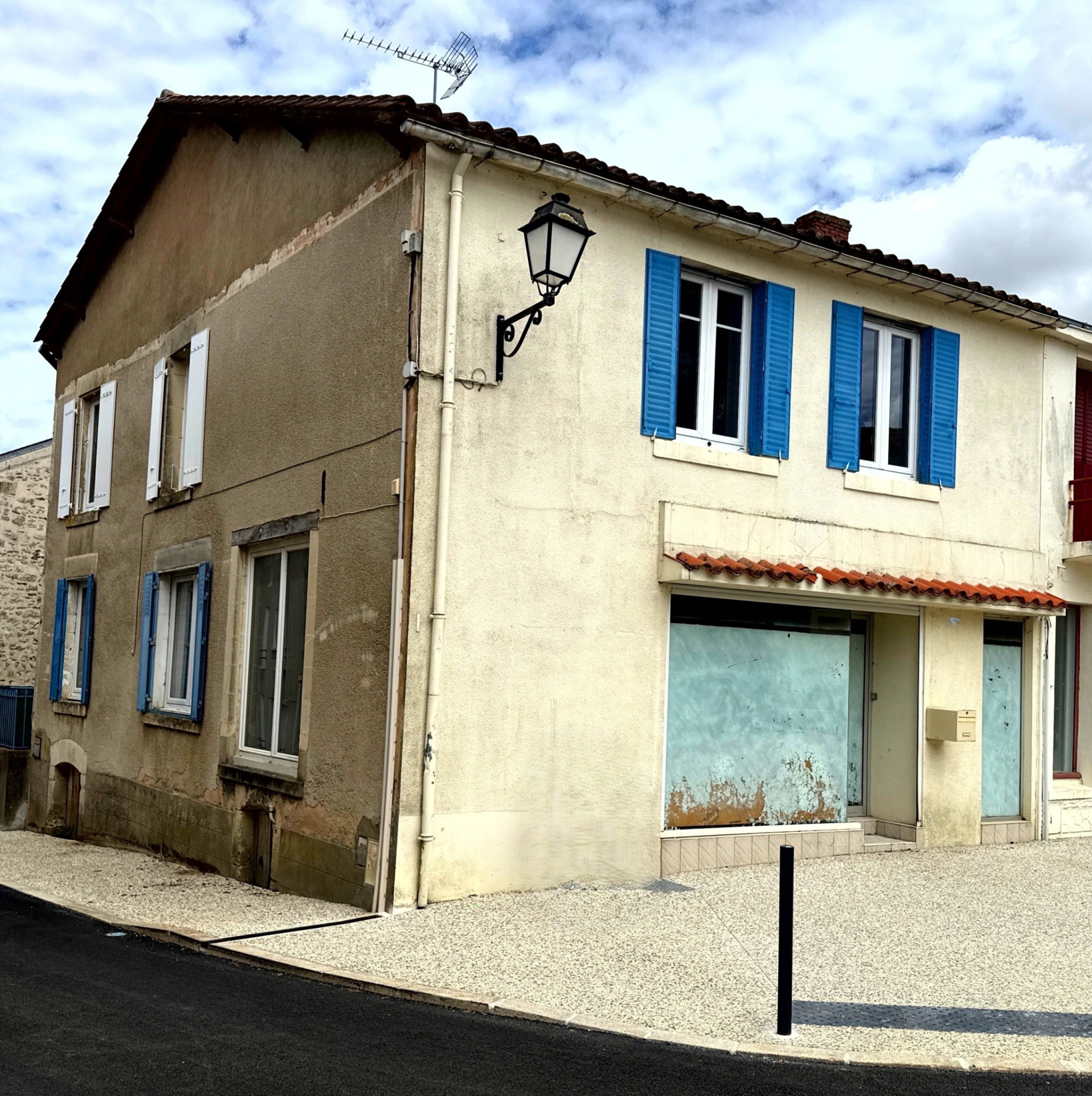 Maison de bourg avec local commercial disponible