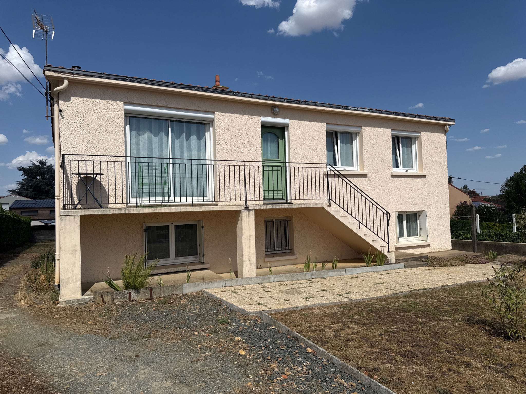 Maison sur sous-sol en très bon état avec terrain clos