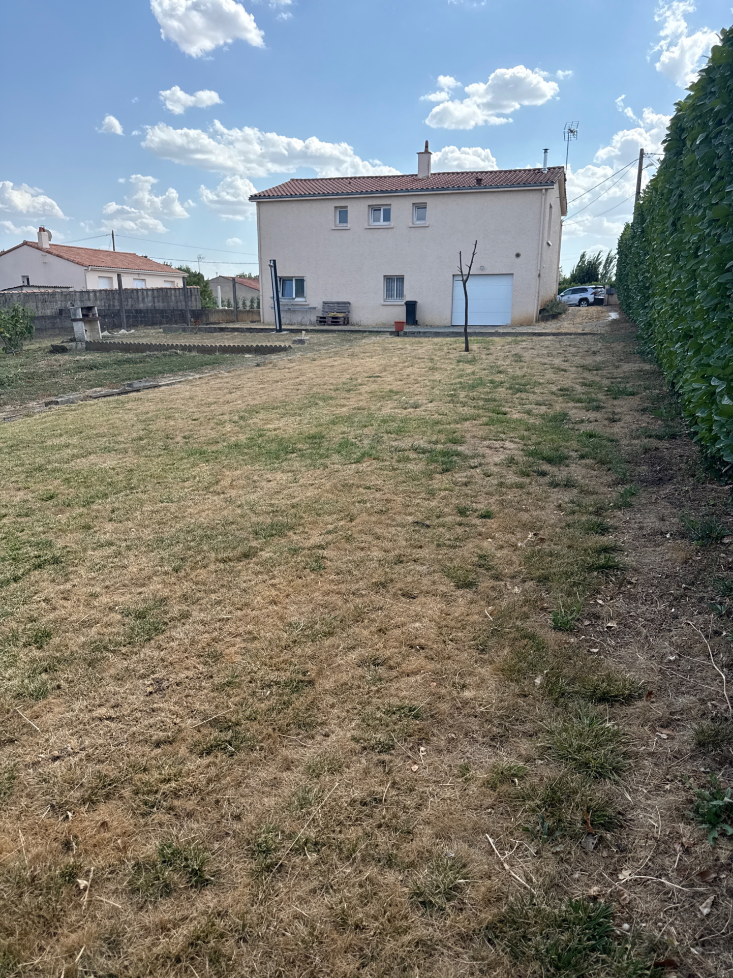 Maison sur sous-sol en très bon état avec terrain clos