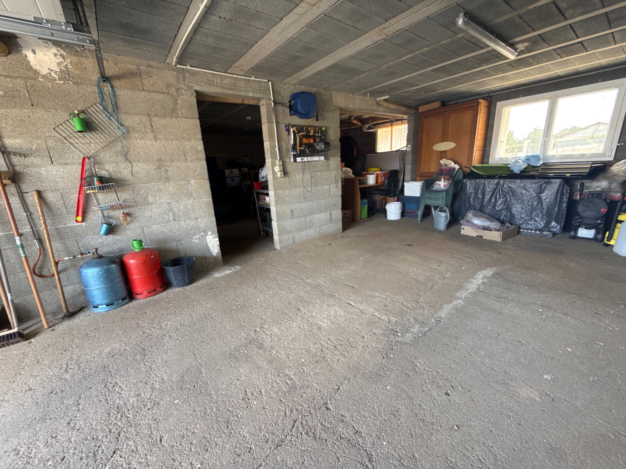 Maison sur sous-sol en très bon état avec terrain clos