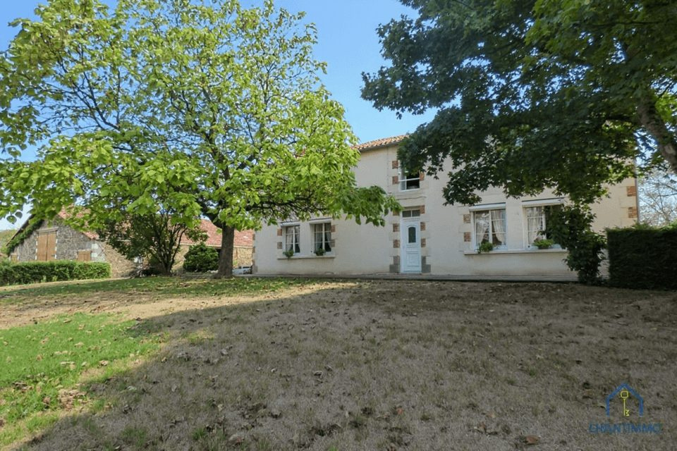 Situé dans un triangle Chantonnay-Pouzauges-La Châtaigneraie