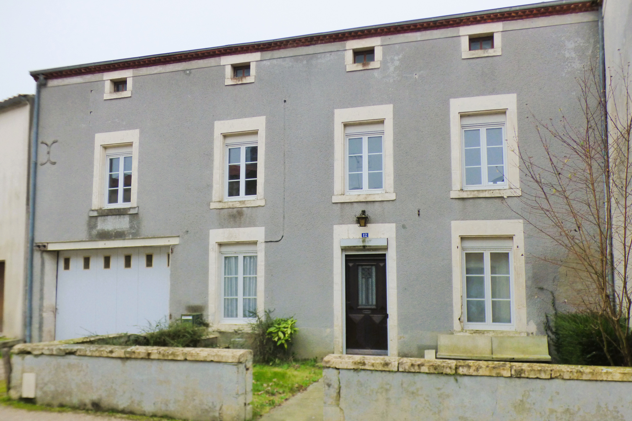 Maison de caractère dans bourg avec commerces