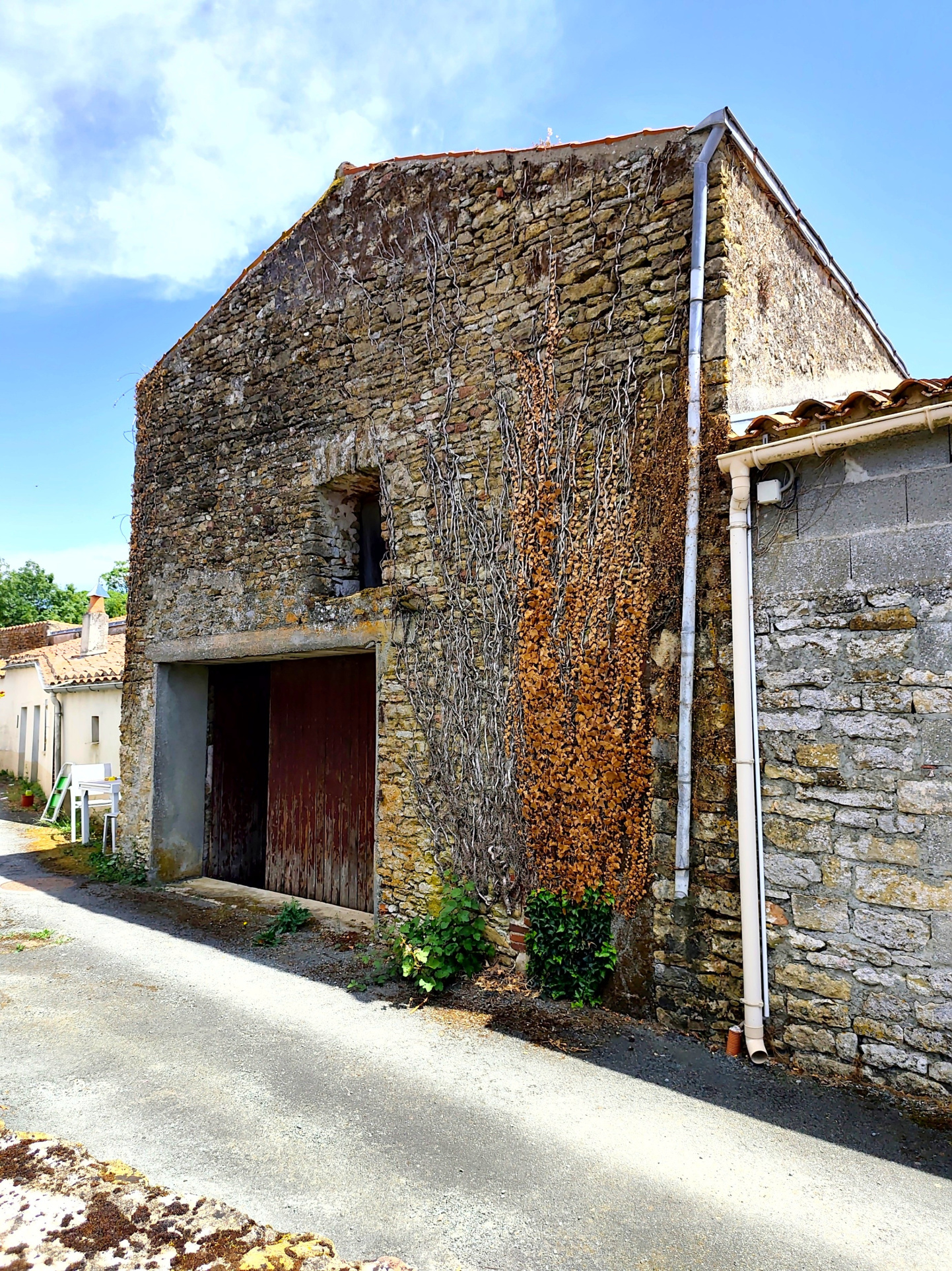 À vendre   Dépendance en pierres à rénover   À 7 km de Chantonnay