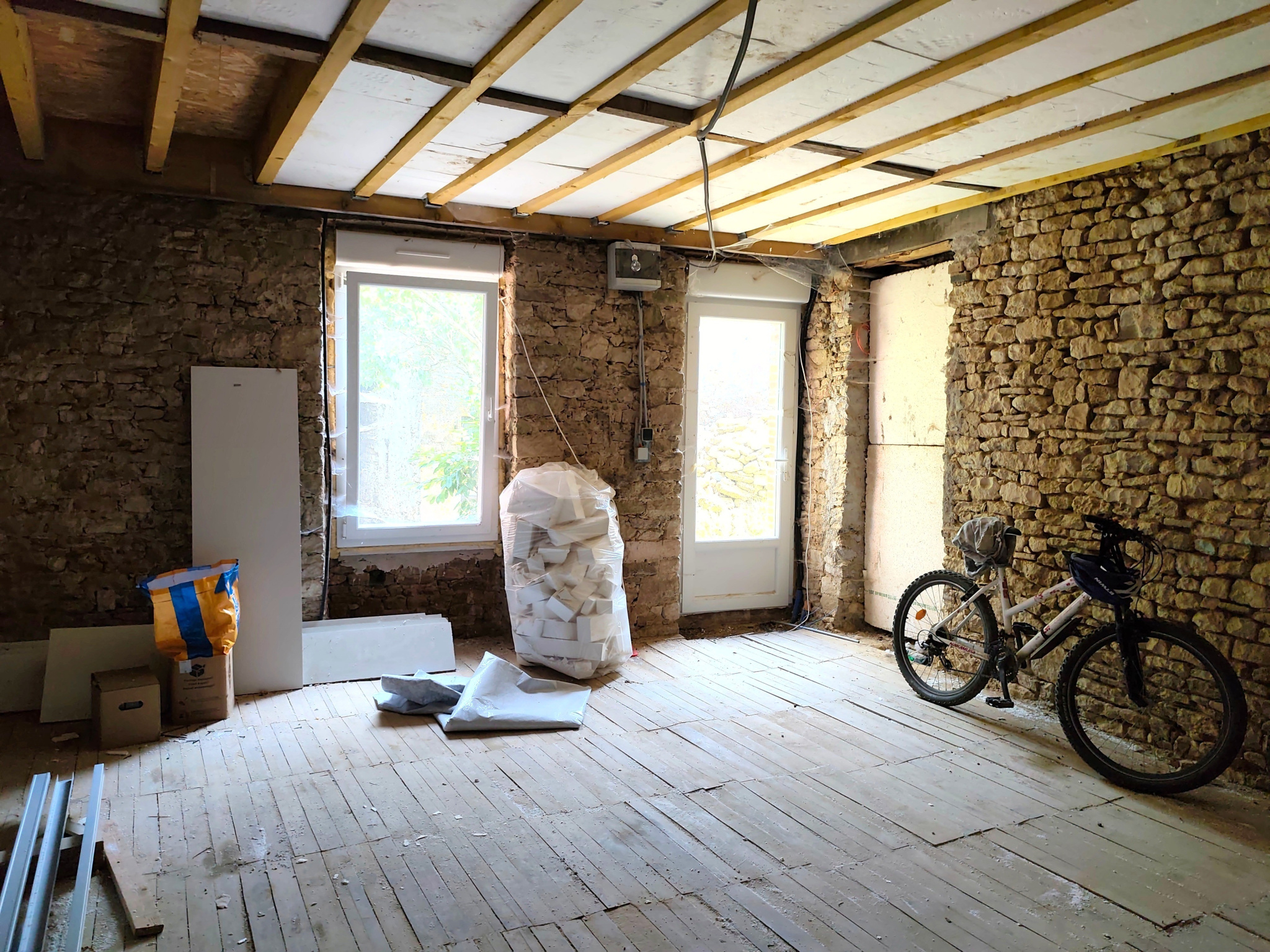 Maison en pierre rénovée avec dépendances