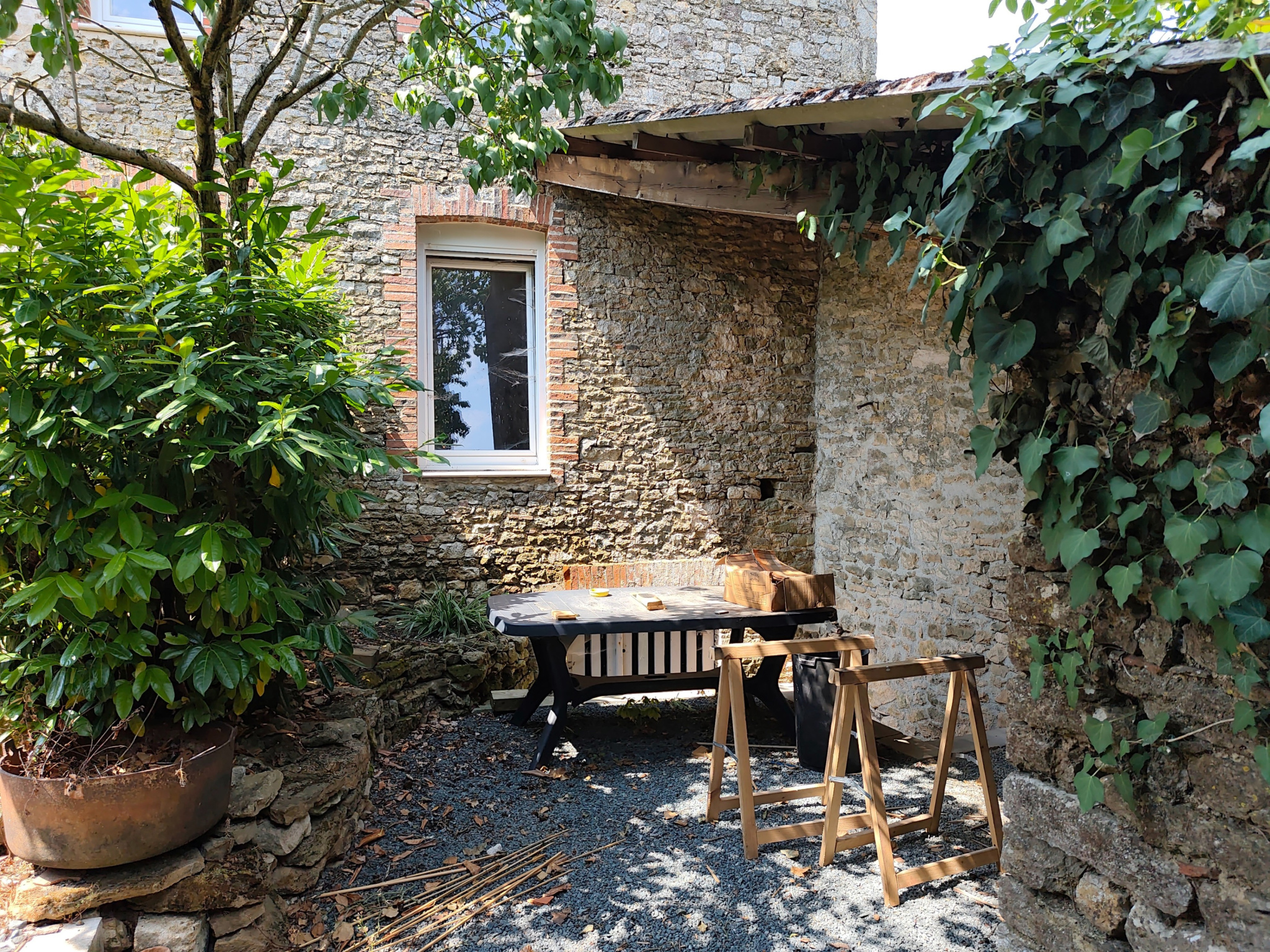 Maison en pierre rénovée avec dépendances