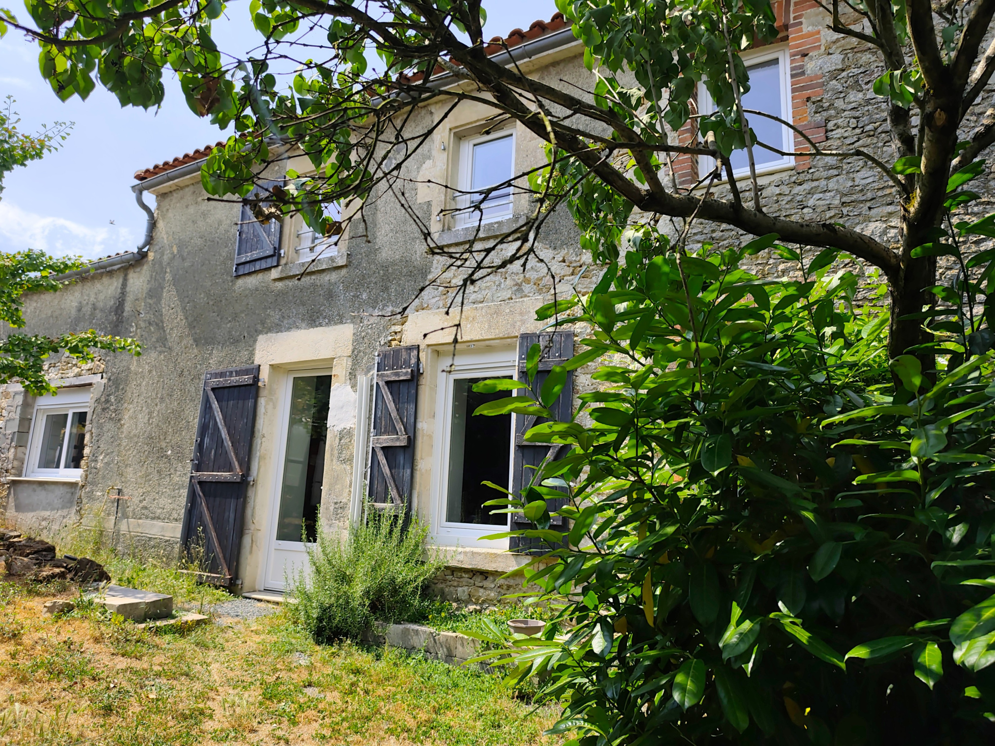 Maison en pierre rénovée avec dépendances