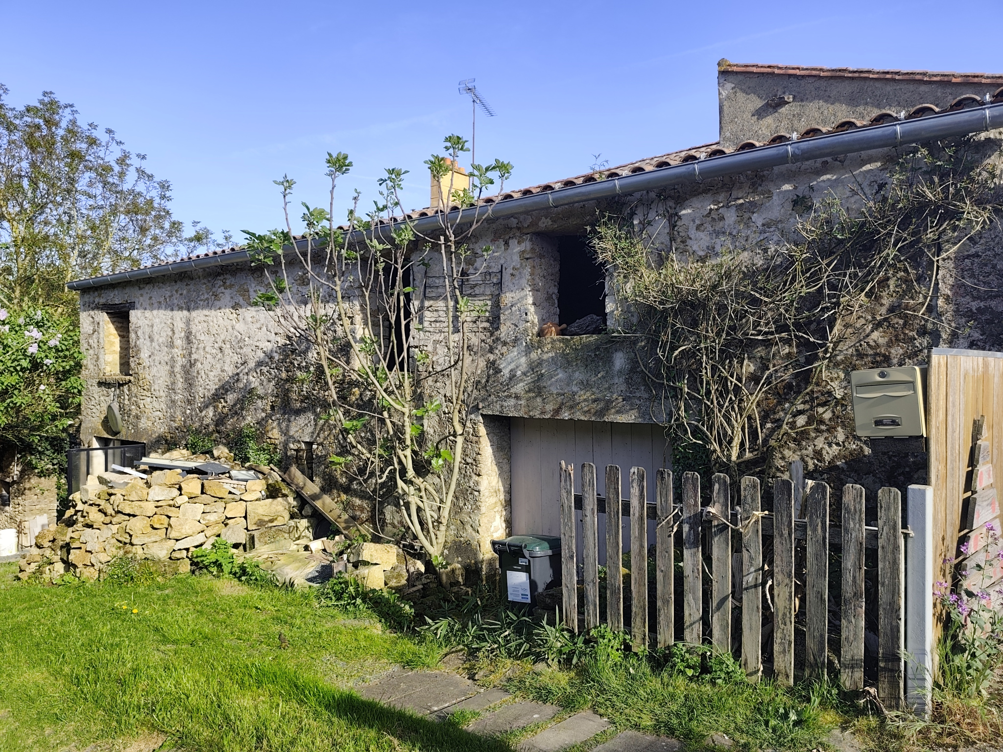 Maison en pierre rénovée avec dépendances