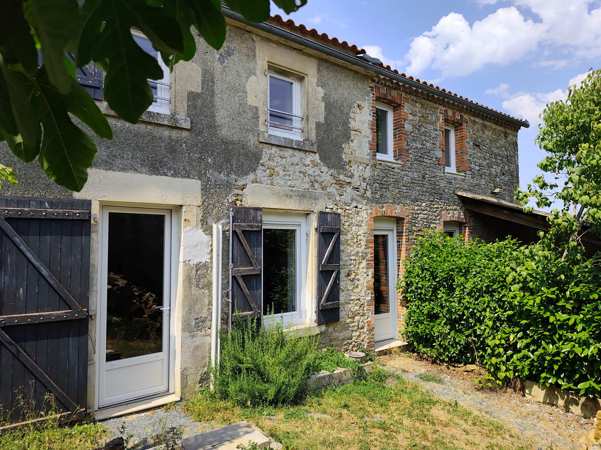 Maison en pierre rénovée avec dépendances