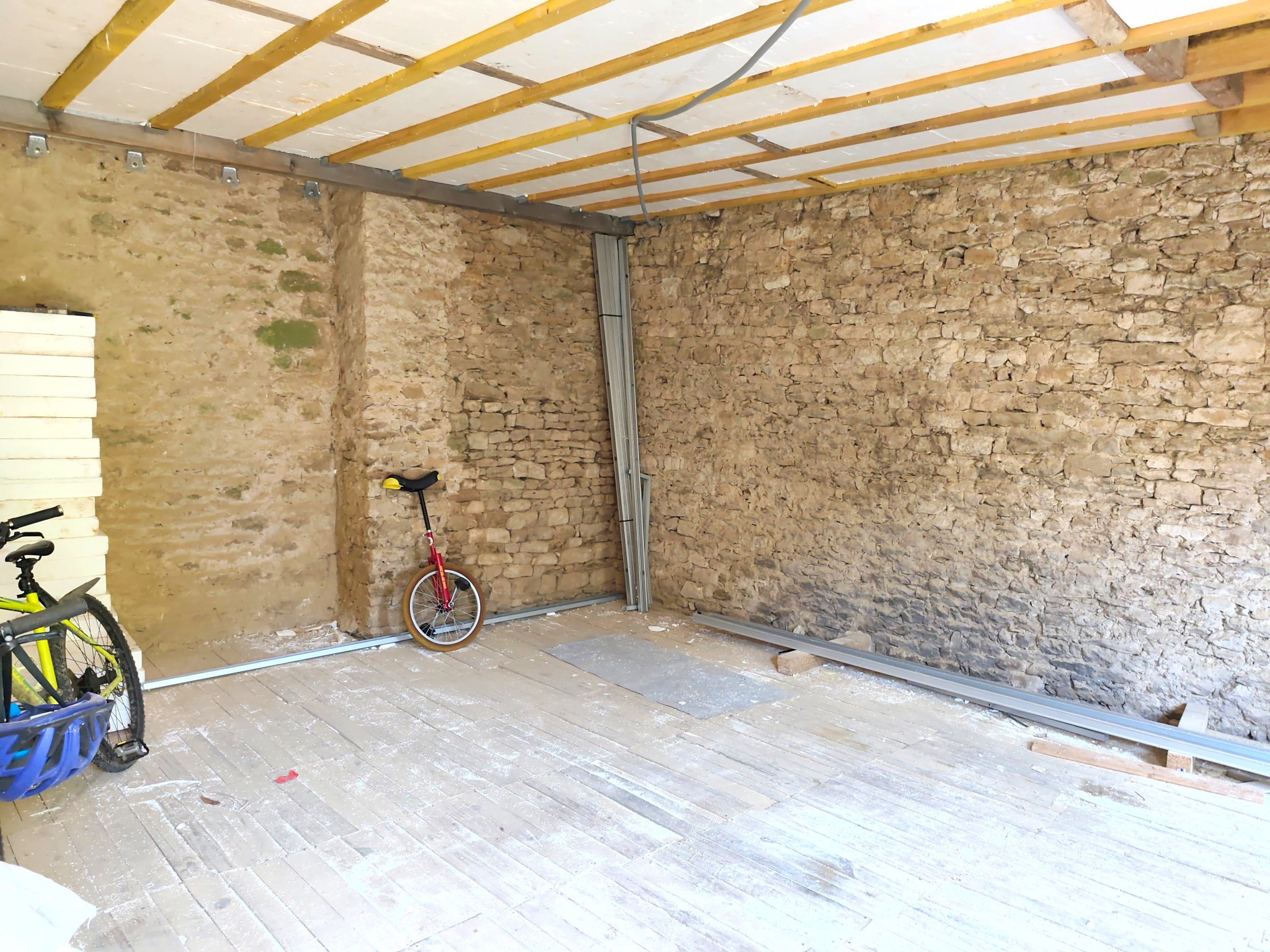 Maison en pierre rénovée avec dépendances