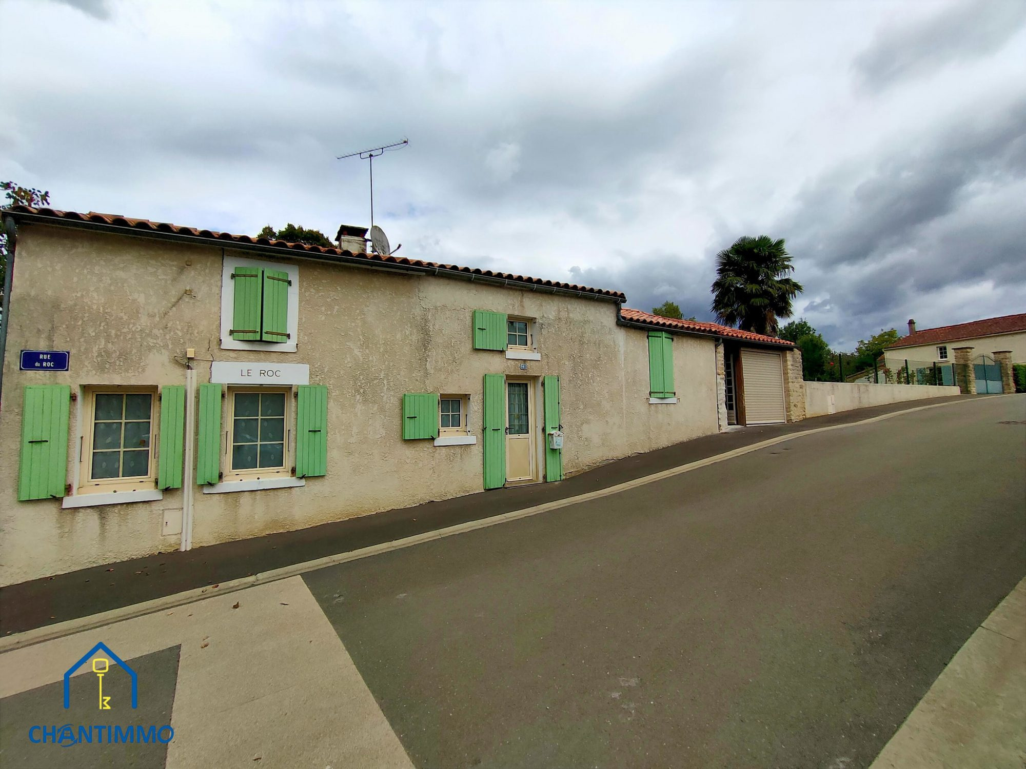 Découvrez cette maison idéalement située à rafraichir.