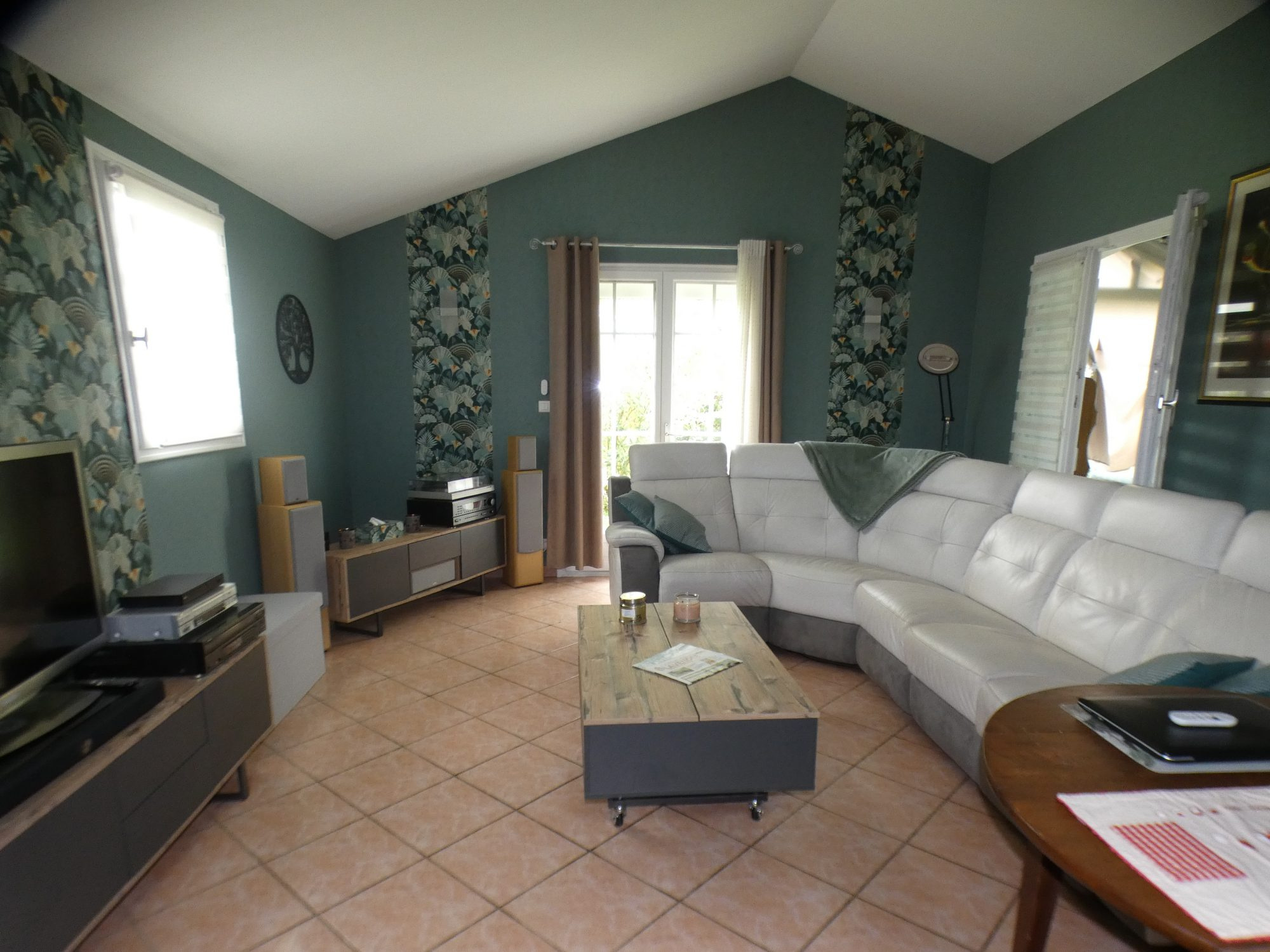 Joli pavillon avec piscine