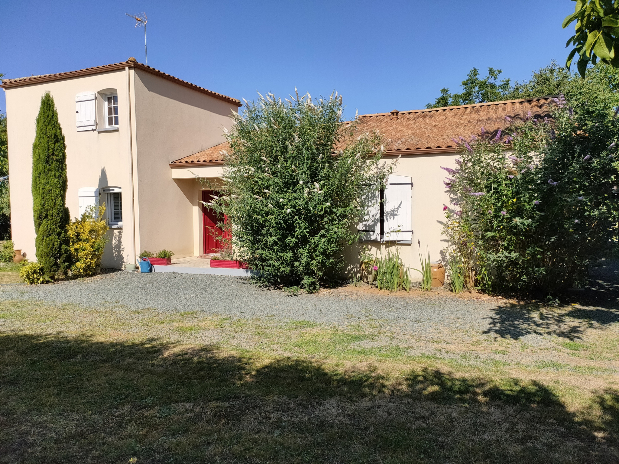 Très joli pavillon avec piscine couverte