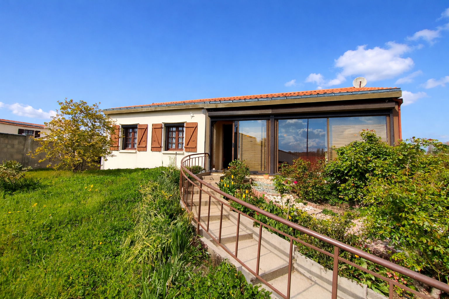 Pavillon sur sous-sol avec jardin