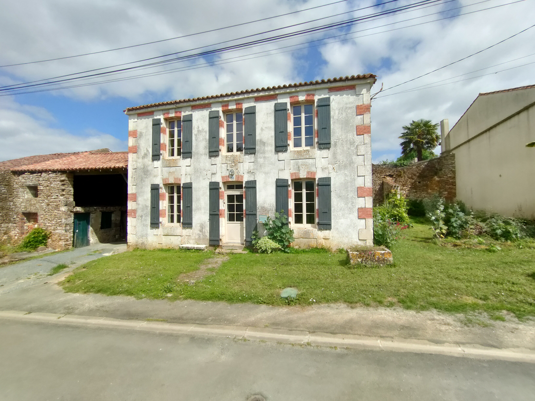 Dans charmant village, maison en pierres à rénover