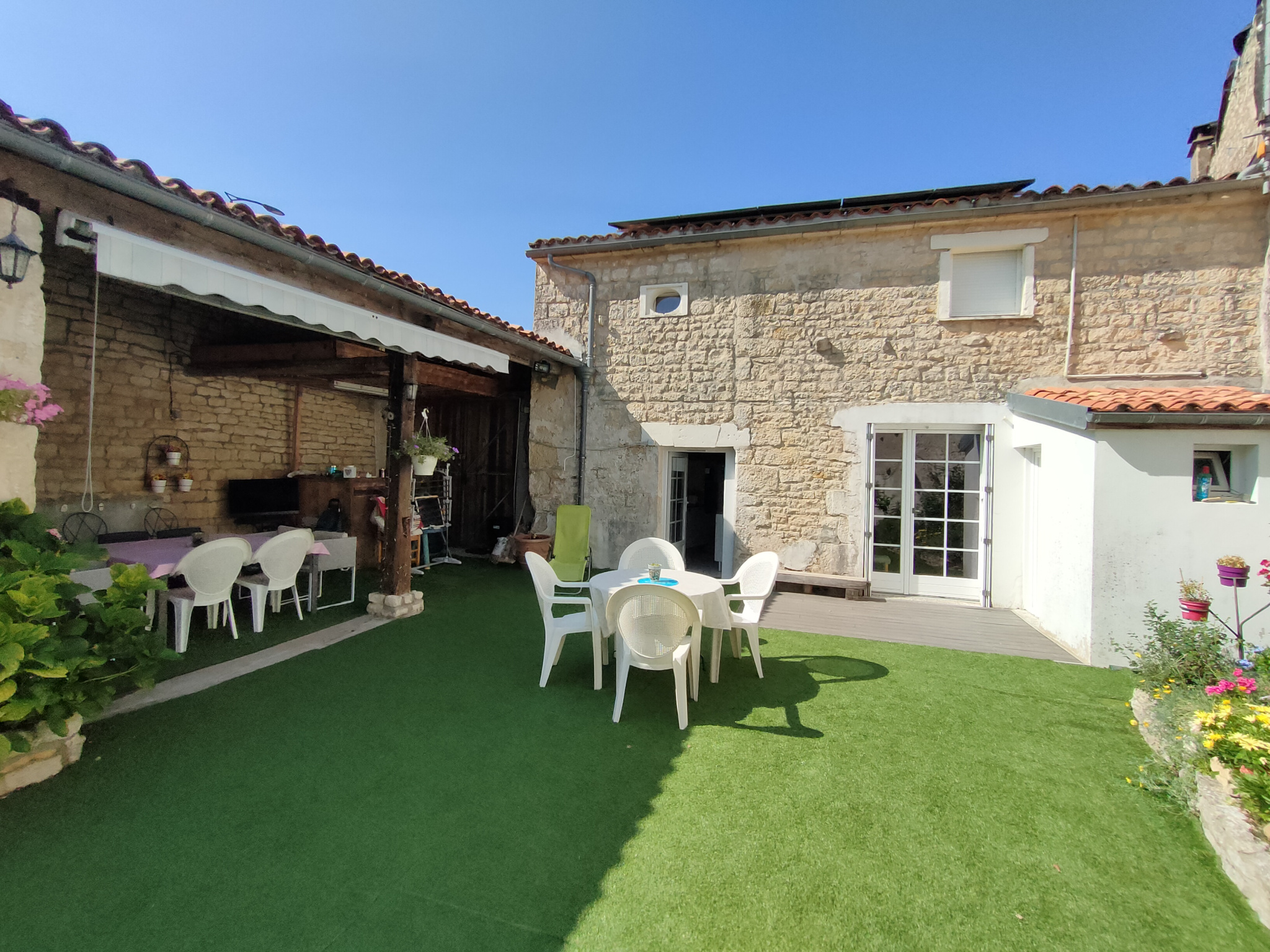 Agréable maison en pierres