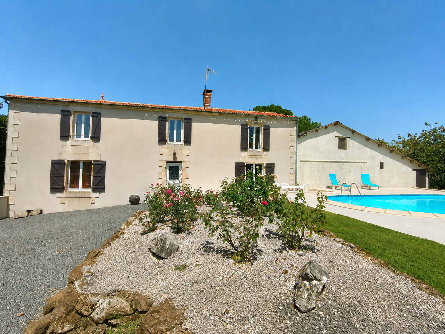 Superbe maison en pierres avec piscine sur parcelle de 3680 m2 constructible